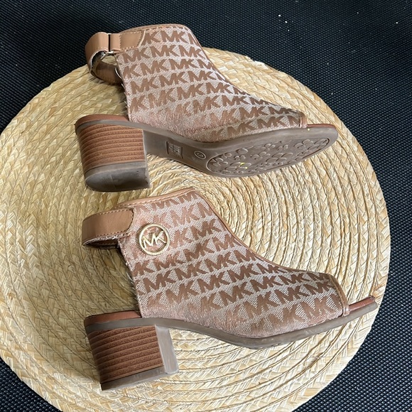 Michael Kors Kids Youth Canvas Monogram Peep Toe Sandals Heel Size 3 - Picture 12 of 16